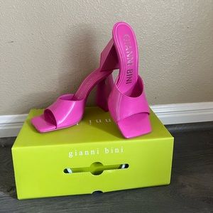 Gianni hot pink heels